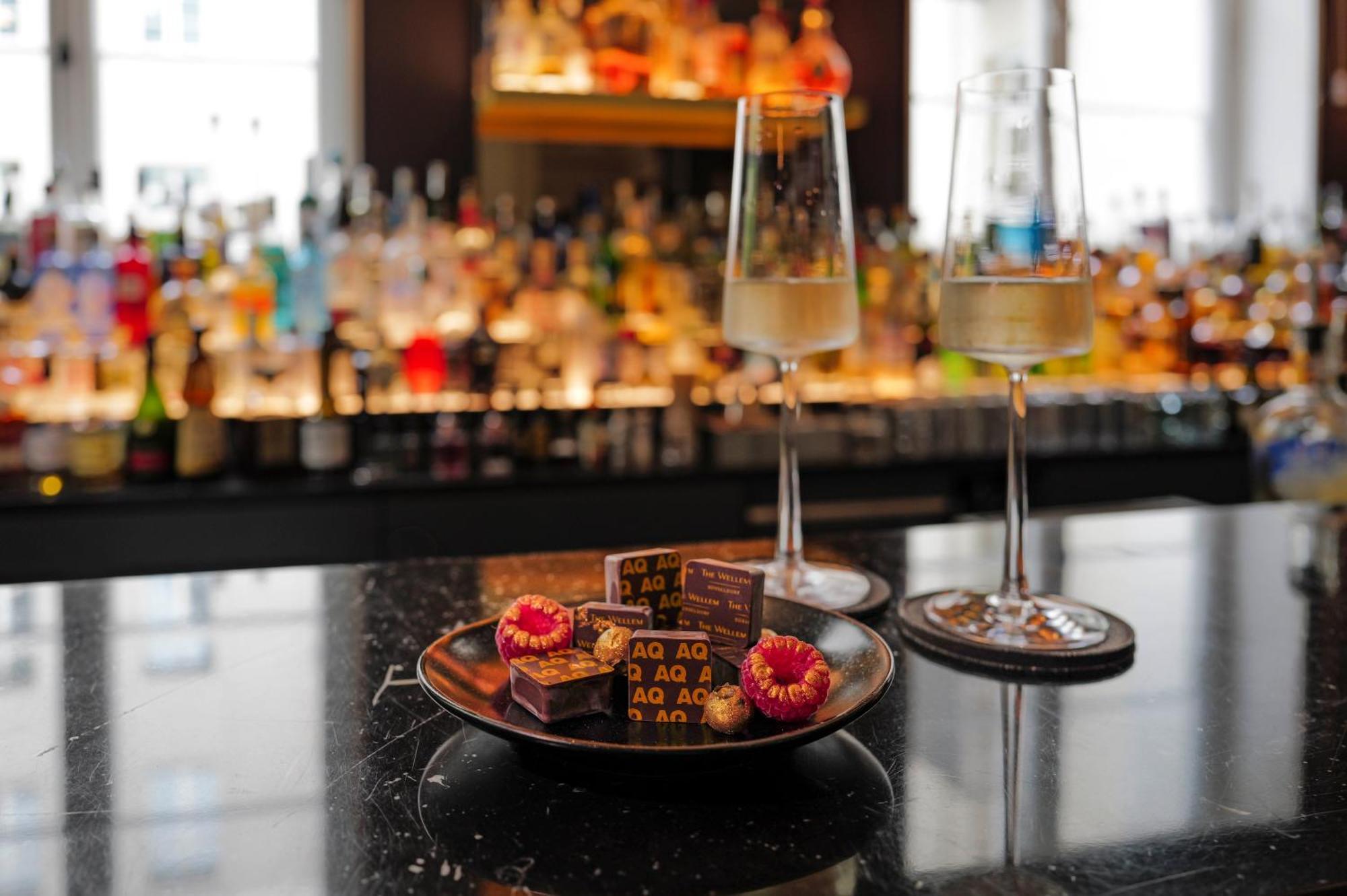 The Wellem, In The Unbound Collection By Hyatt Hotel Dusseldorf Bagian luar foto A bar at the Mandarin Oriental, Munich