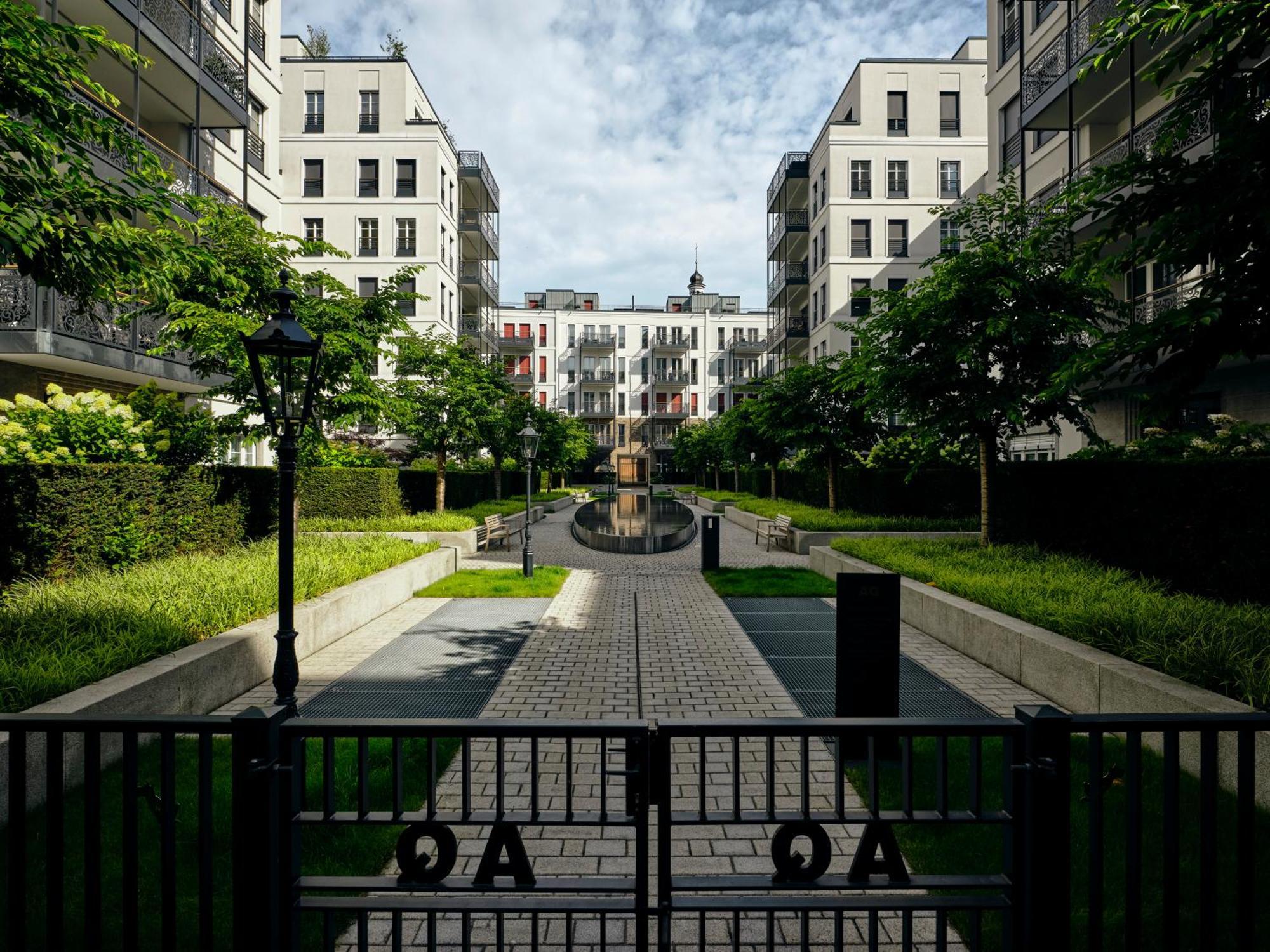 The Wellem, In The Unbound Collection By Hyatt Hotel Dusseldorf Bagian luar foto The courtyard of the American University of Paris